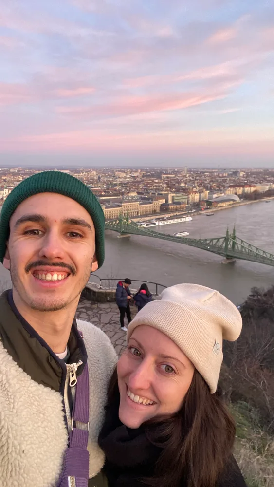 Oriane et Benoit au coucher du soleil en ville