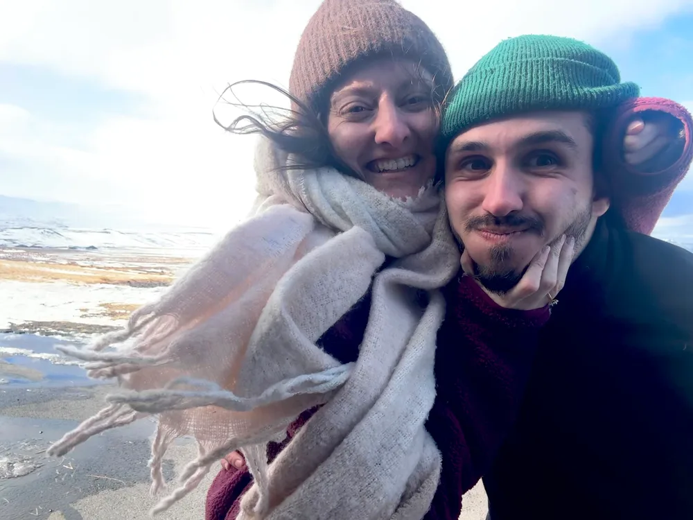 Oriane et Benoit emmitouflés au bord de l’eau