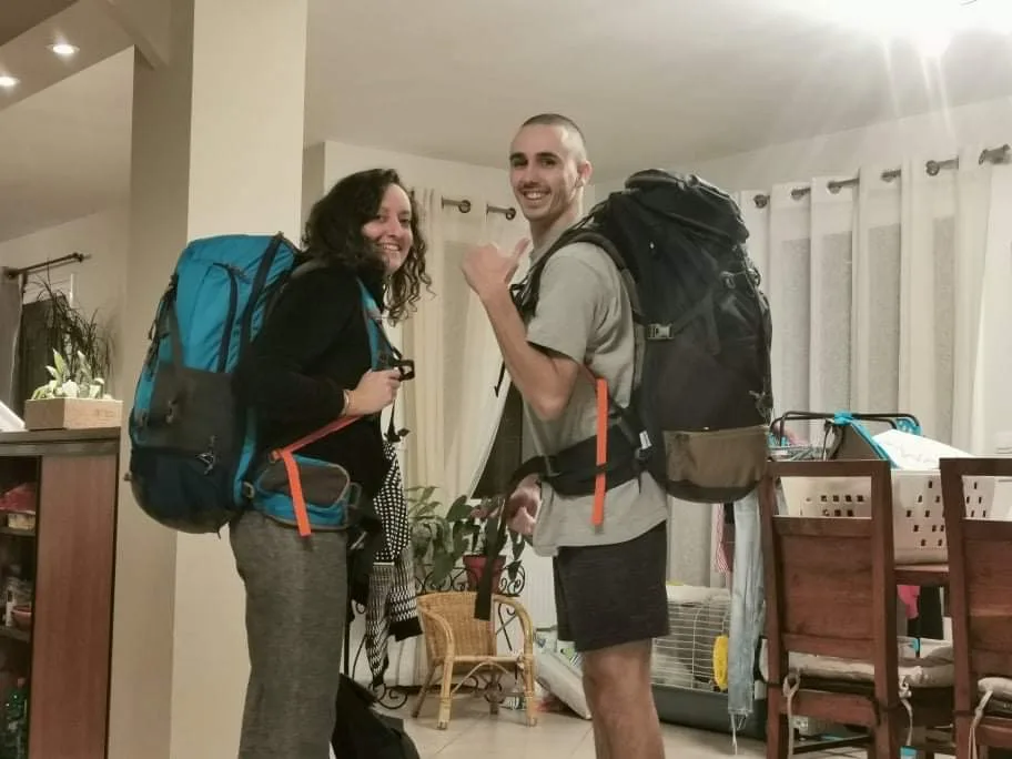 Oriane et Benoit avec leurs sacs à dos avant le départ