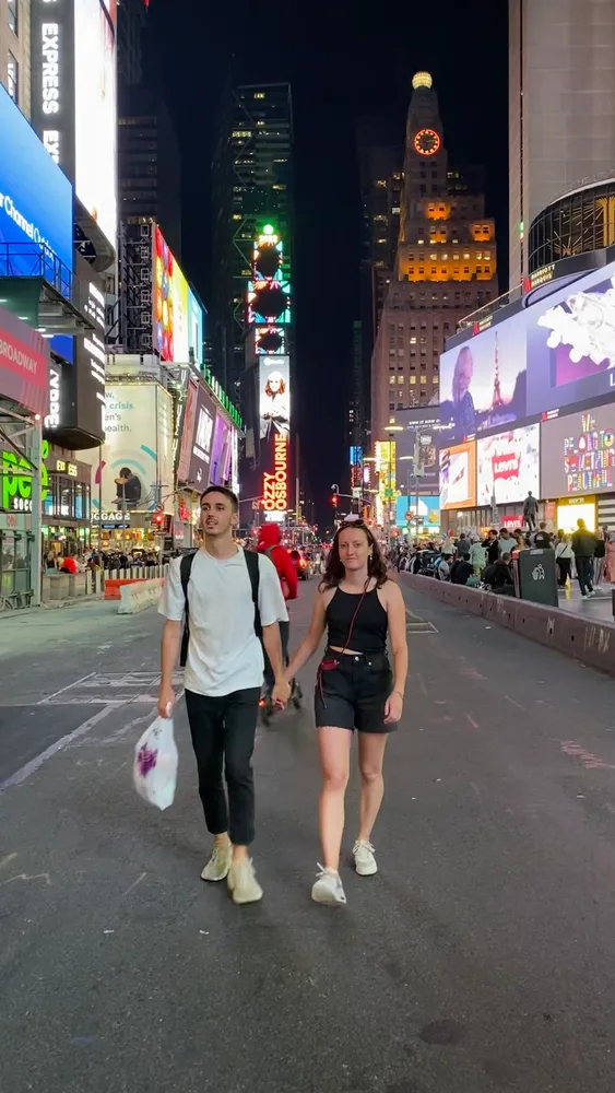 Oriane et Benoit dans une rue illuminée la nuit