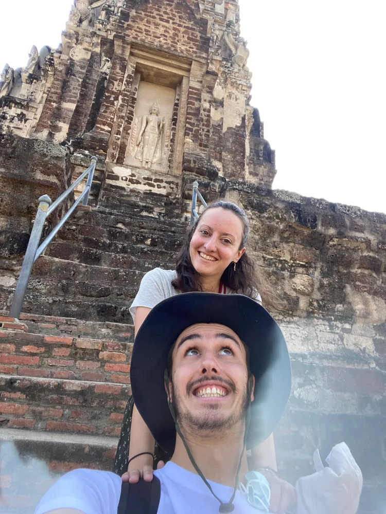 Oriane et Benoit devant un temple